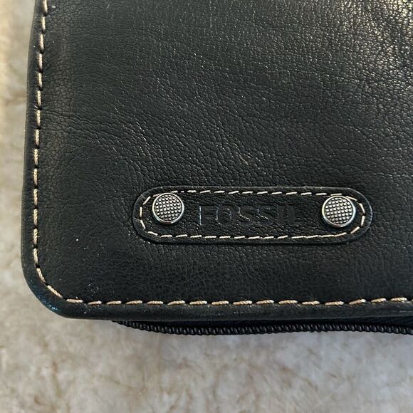 FOSSIL Leather Passport Wallet - Picture 2 of 5
